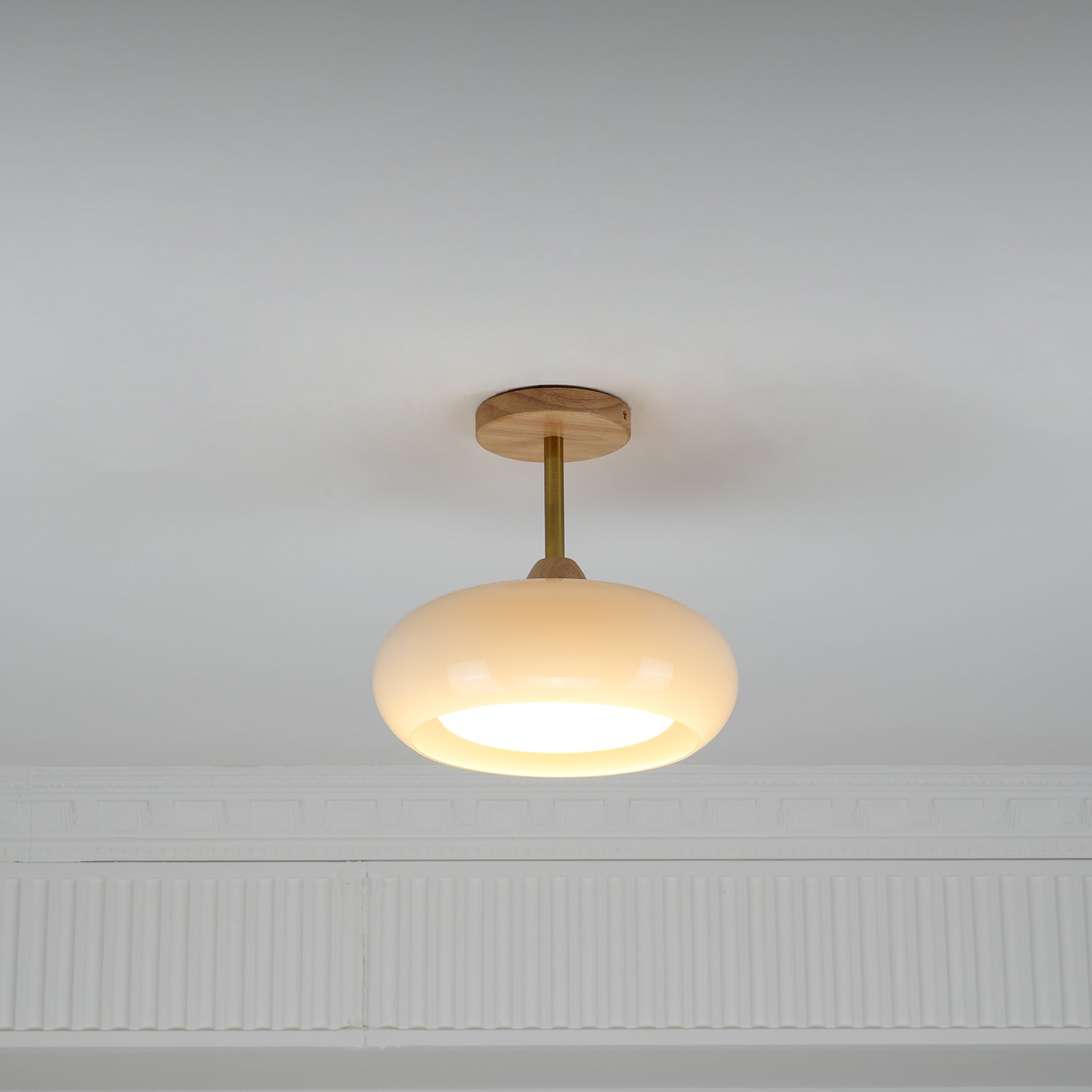 Lámpara de techo Bauhaus de vidrio y madera con diseño de disco en blanco o naranja para dormitorio y comedor