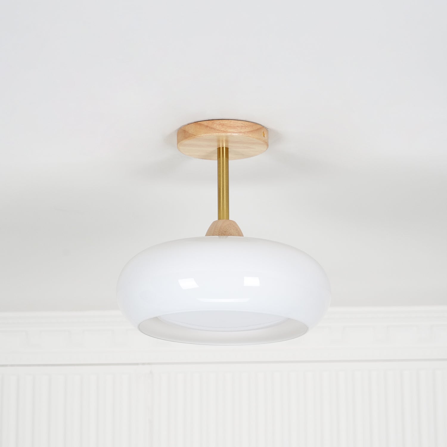 Lámpara de techo Bauhaus de vidrio y madera con diseño de disco en blanco o naranja para dormitorio y comedor