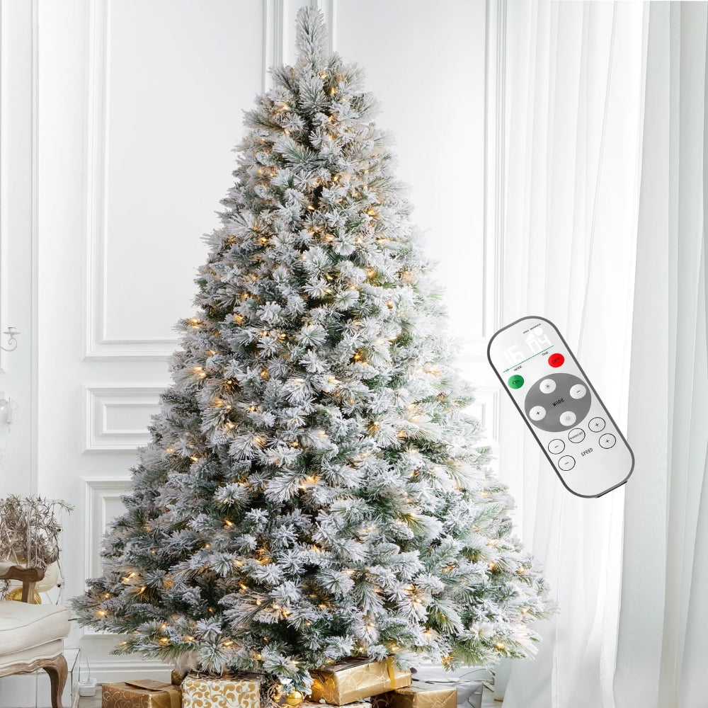 Weihnachtsbaum mit Schneebesatz und vorinstallierten LED-Lichtern
