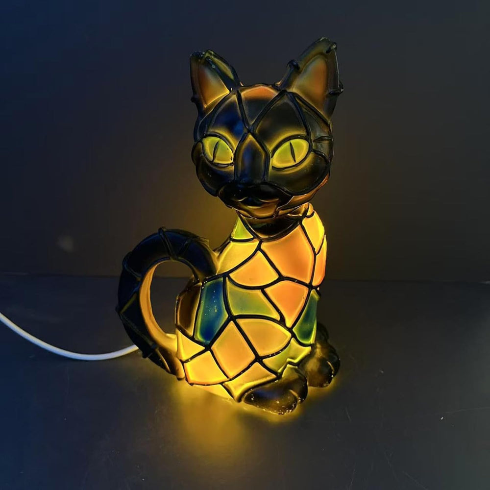 Tiffany-stil bordlampe i harpiks med katt og varm glød