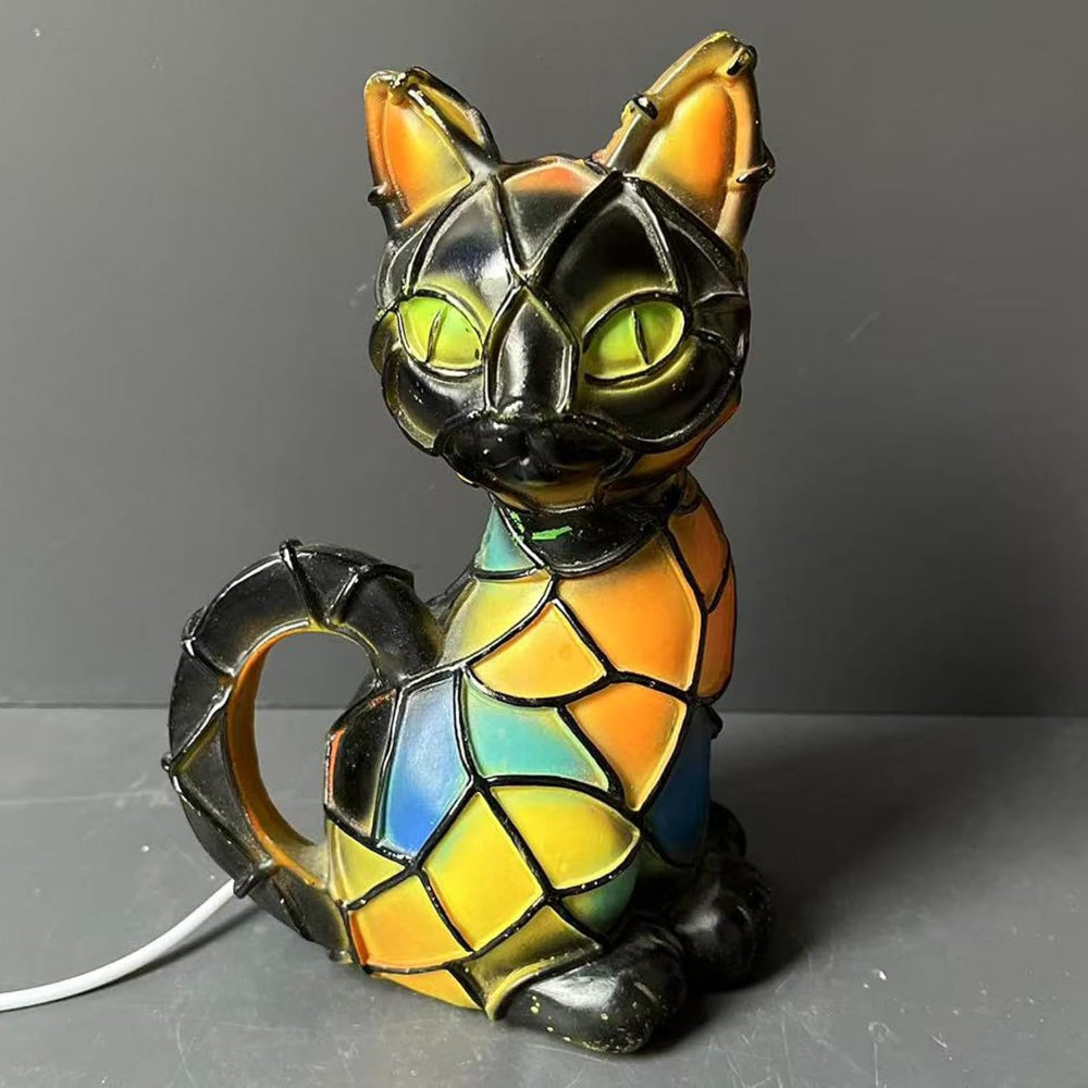 Tiffany-stil bordlampe i harpiks med katt og varm glød