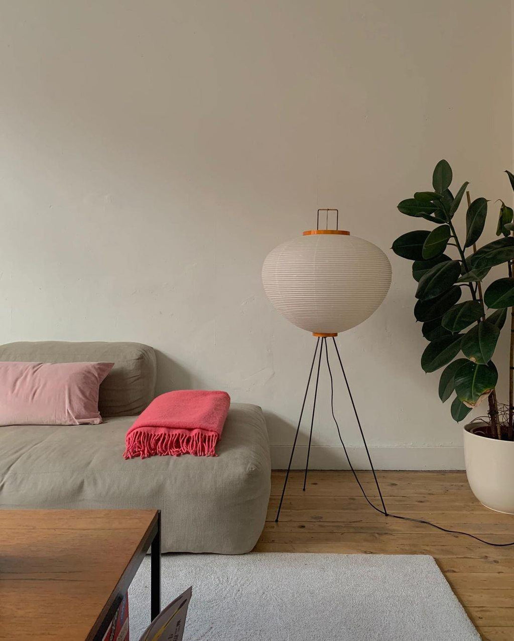 Stojací lampa AstraLume s rýžovým papírovým stínidlem a minimalistickým teplem
