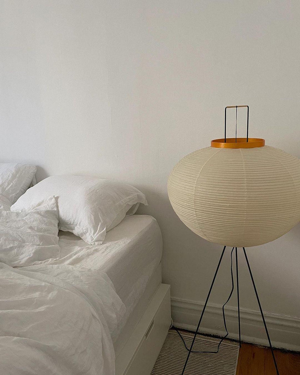 Stojací lampa AstraLume s rýžovým papírovým stínidlem a minimalistickým teplem