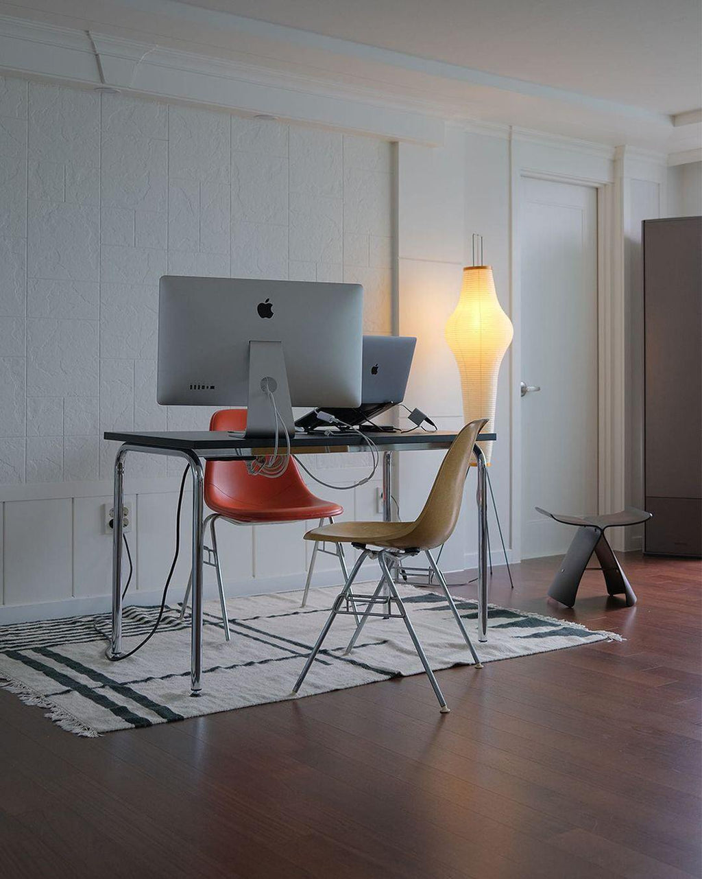 Stojací lampa AstraLume s rýžovým papírovým stínidlem a minimalistickým teplem