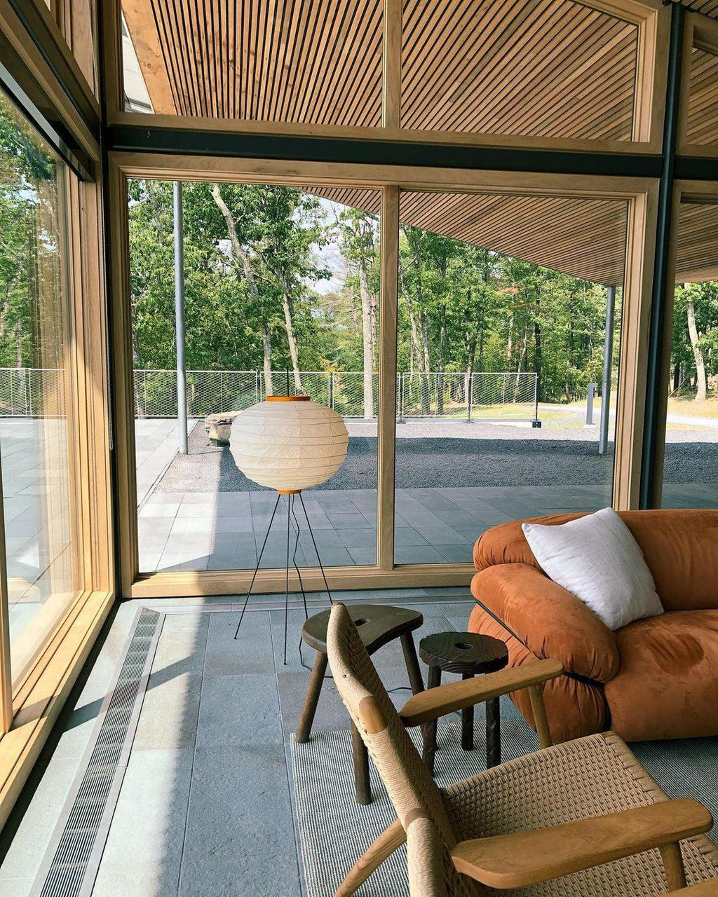 Stojací lampa AstraLume s rýžovým papírovým stínidlem a minimalistickým teplem