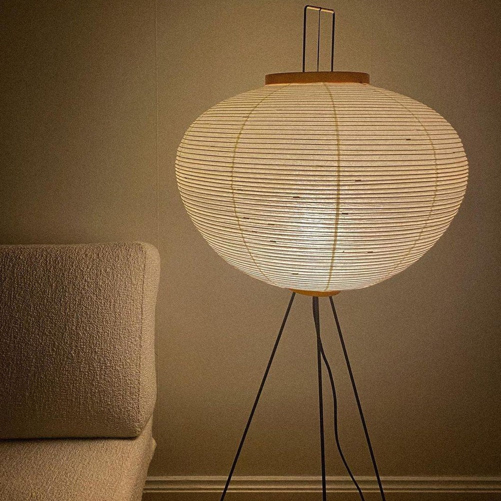 Stojací lampa AstraLume s rýžovým papírovým stínidlem a minimalistickým teplem