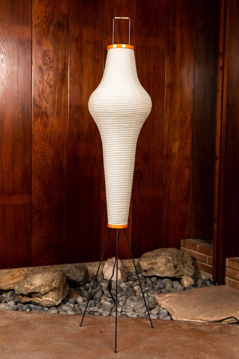 Stojací lampa AstraLume s rýžovým papírovým stínidlem a minimalistickým teplem