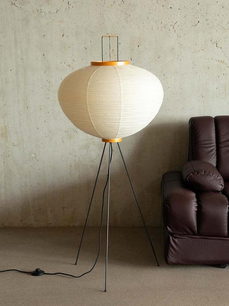 Stojací lampa AstraLume s rýžovým papírovým stínidlem a minimalistickým teplem