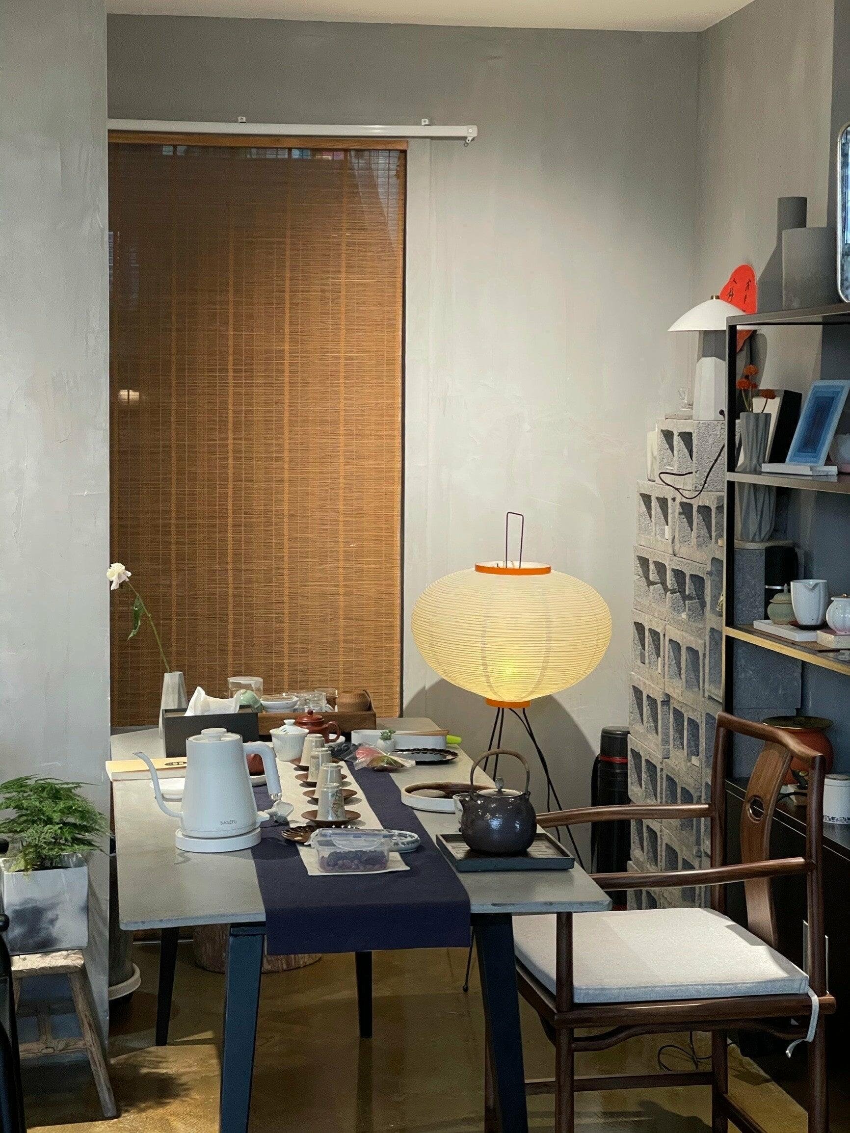 Stojací lampa AstraLume s rýžovým papírovým stínidlem a minimalistickým teplem