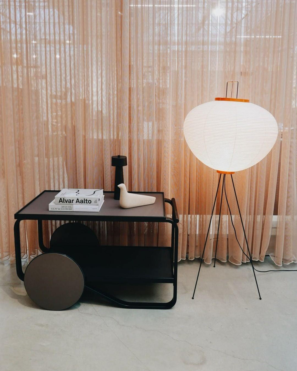 Stojací lampa AstraLume s rýžovým papírovým stínidlem a minimalistickým teplem