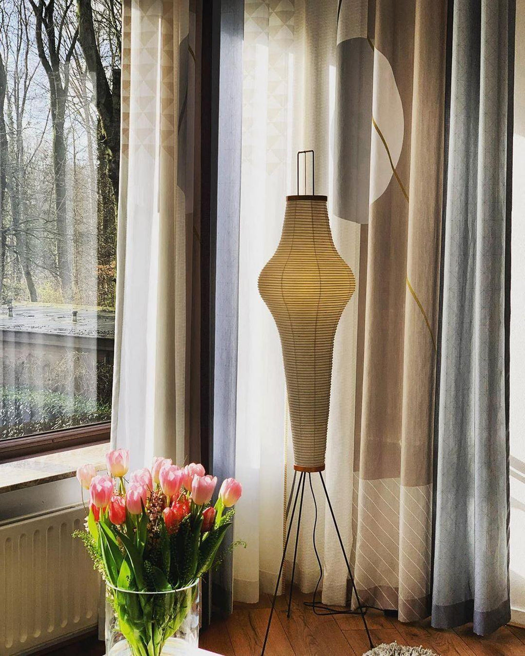 Stojací lampa AstraLume s rýžovým papírovým stínidlem a minimalistickým teplem