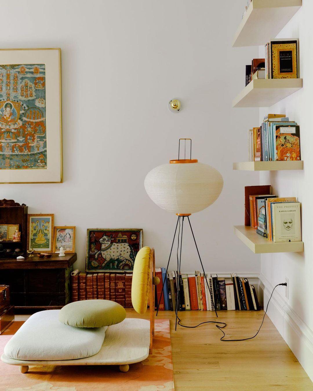 Stojací lampa AstraLume s rýžovým papírovým stínidlem a minimalistickým teplem