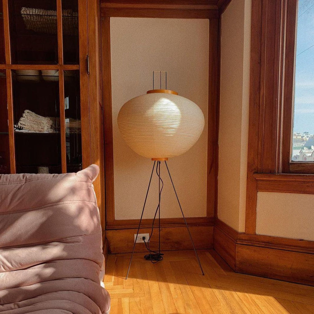 Stojací lampa AstraLume s rýžovým papírovým stínidlem a minimalistickým teplem