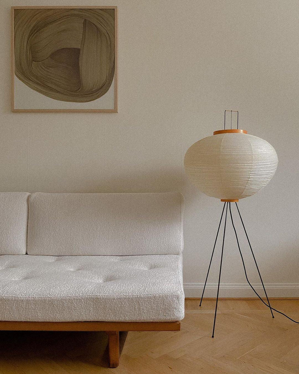 Stojací lampa AstraLume s rýžovým papírovým stínidlem a minimalistickým teplem