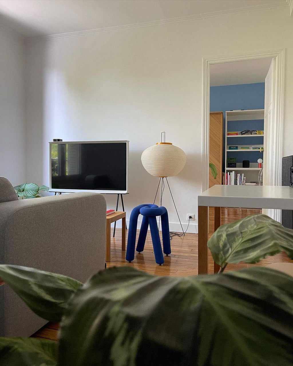 Stojací lampa AstraLume s rýžovým papírovým stínidlem a minimalistickým teplem