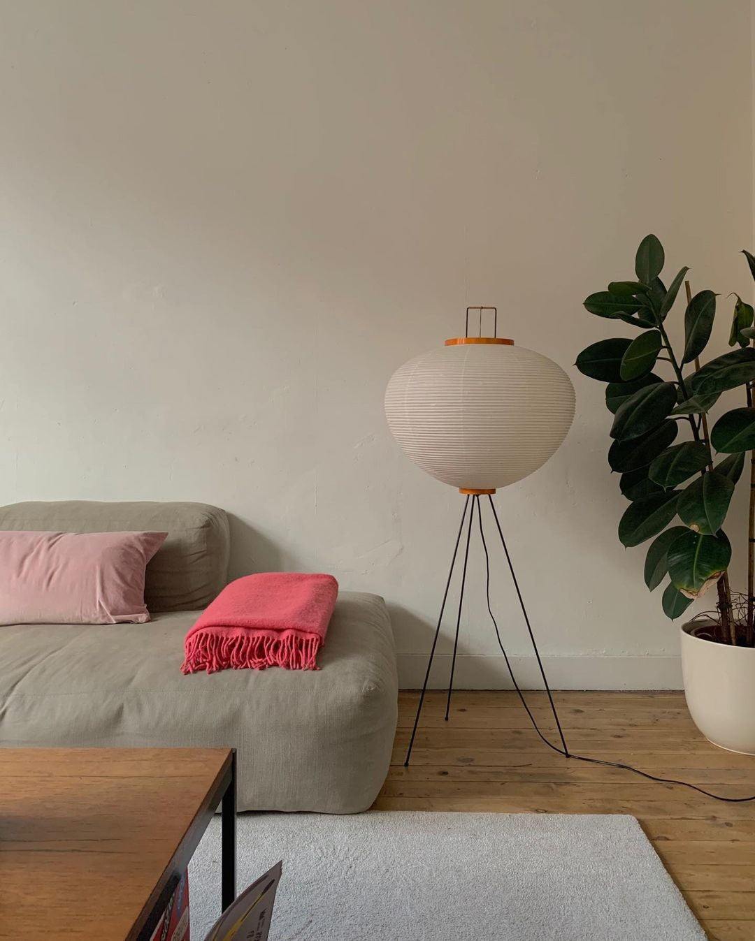 Stojací lampa AstraLume s rýžovým papírovým stínidlem a minimalistickým teplem