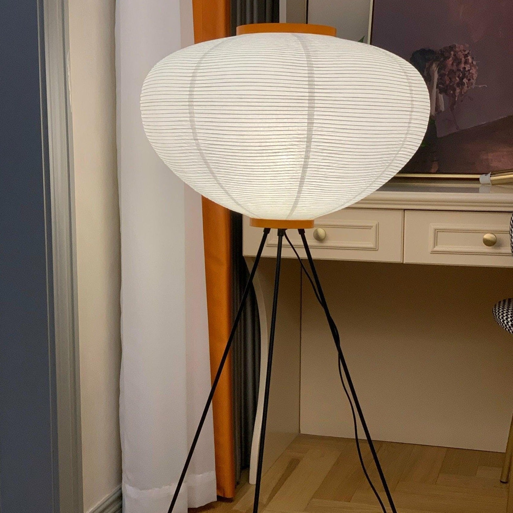 Stojací lampa AstraLume s rýžovým papírovým stínidlem a minimalistickým teplem
