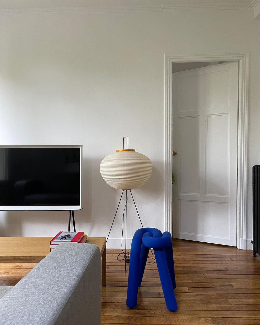 Stojací lampa AstraLume s rýžovým papírovým stínidlem a minimalistickým teplem