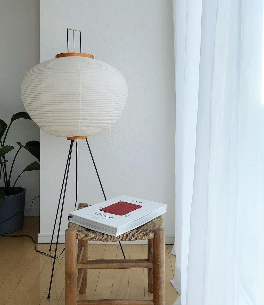 Stojací lampa AstraLume s rýžovým papírovým stínidlem a minimalistickým teplem