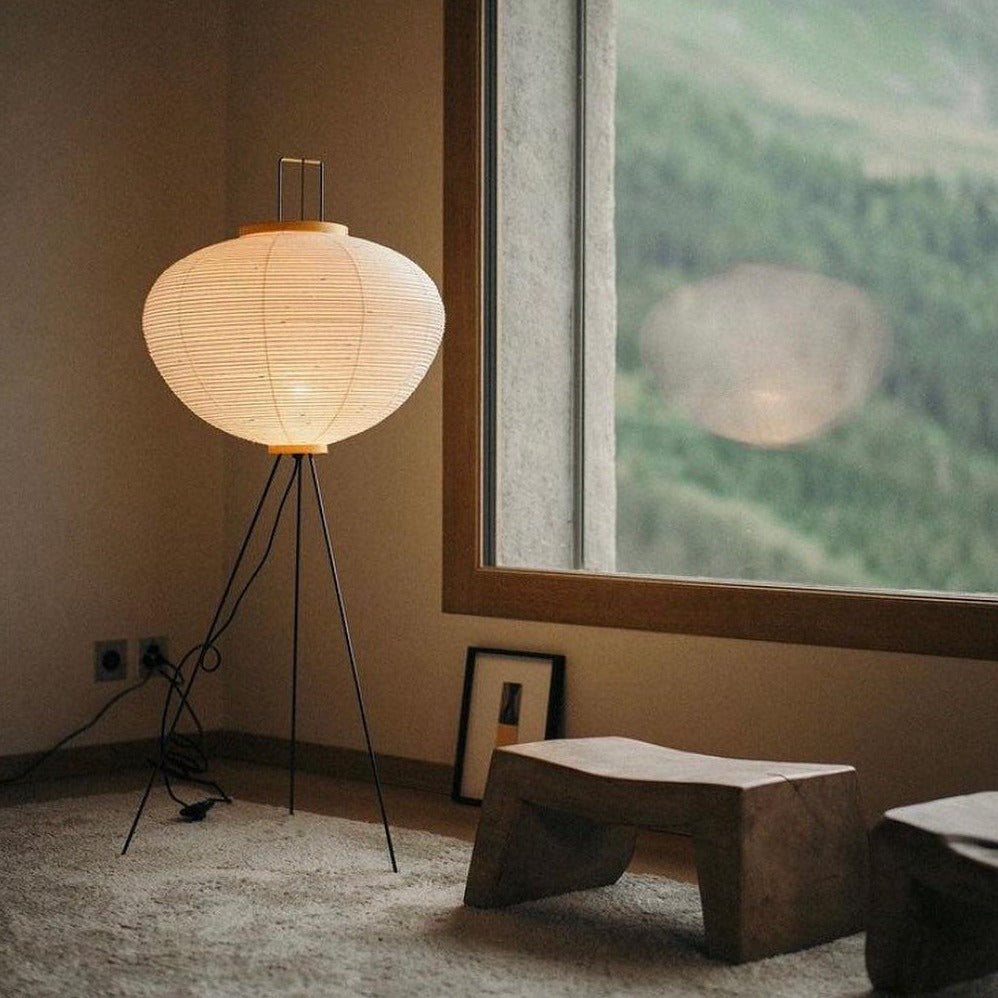 Stojací lampa AstraLume s rýžovým papírovým stínidlem a minimalistickým teplem