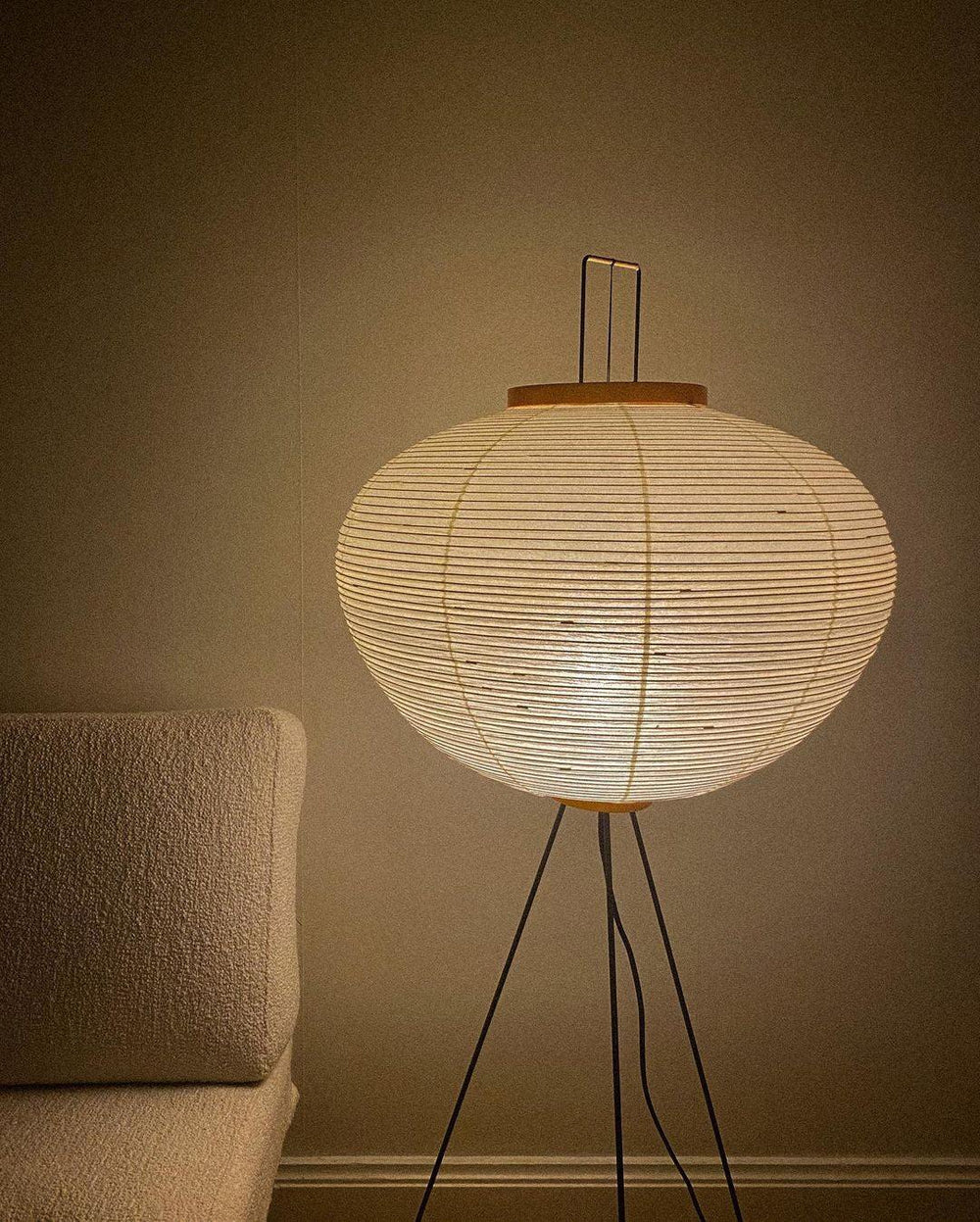 Stojací lampa AstraLume s rýžovým papírovým stínidlem a minimalistickým teplem
