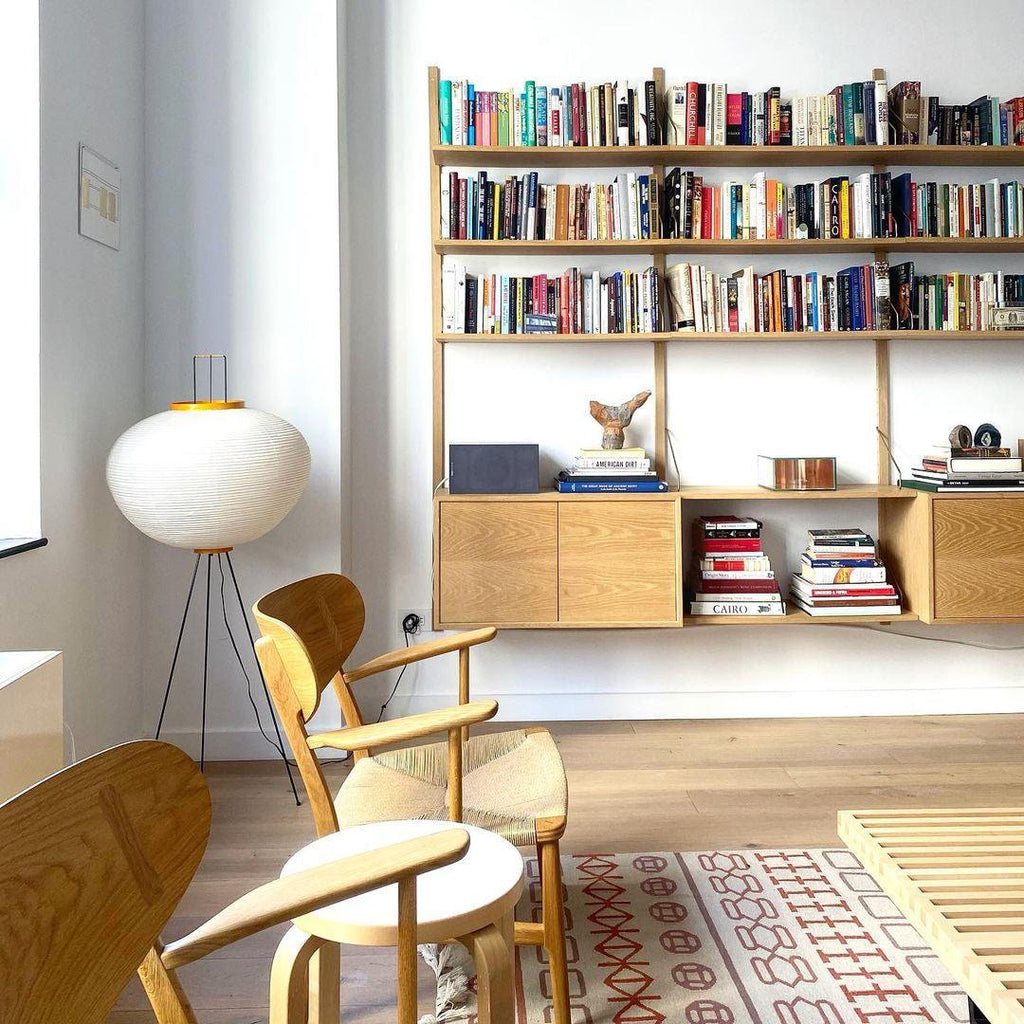 Stojací lampa AstraLume s rýžovým papírovým stínidlem a minimalistickým teplem