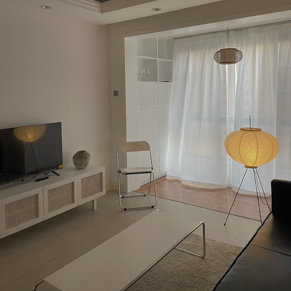 Stojací lampa AstraLume s rýžovým papírovým stínidlem a minimalistickým teplem