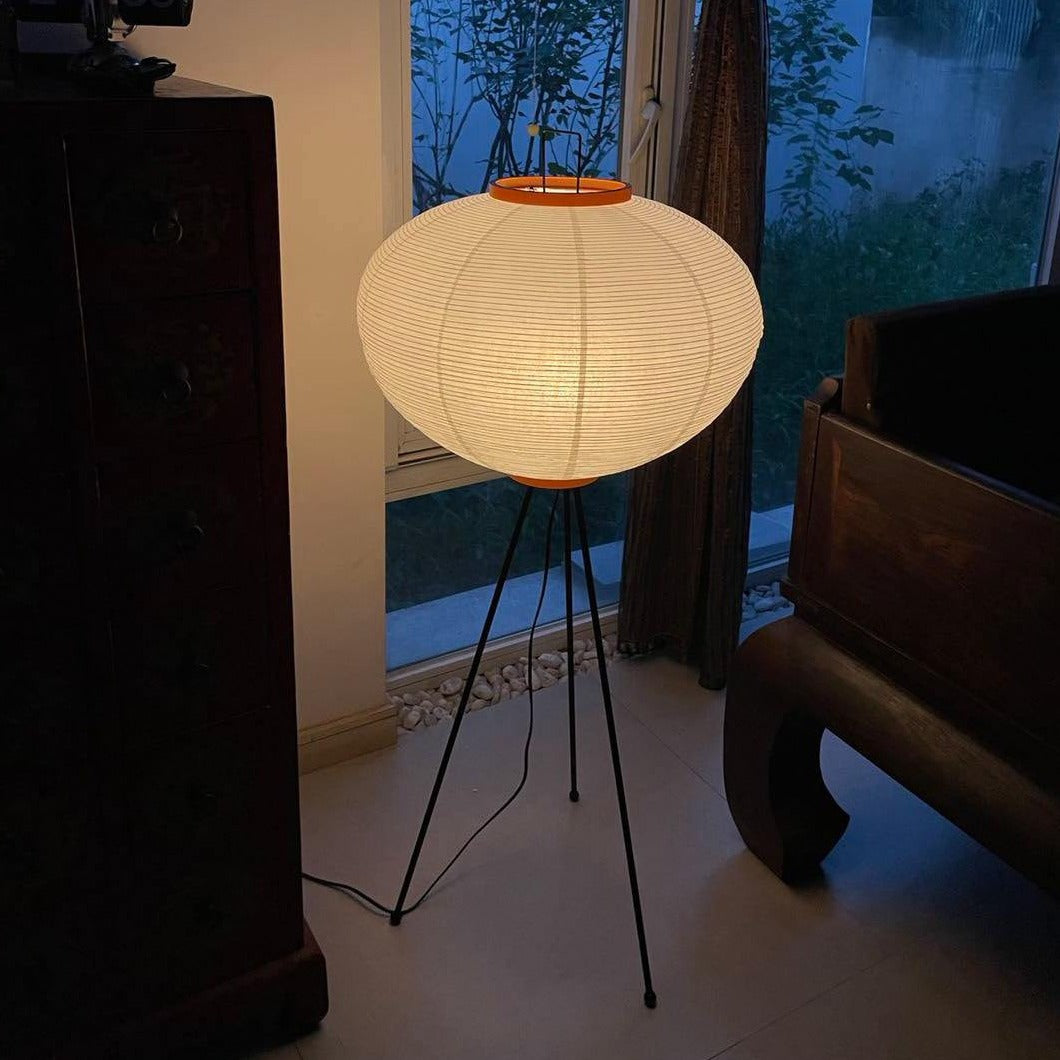 Stojací lampa AstraLume s rýžovým papírovým stínidlem a minimalistickým teplem