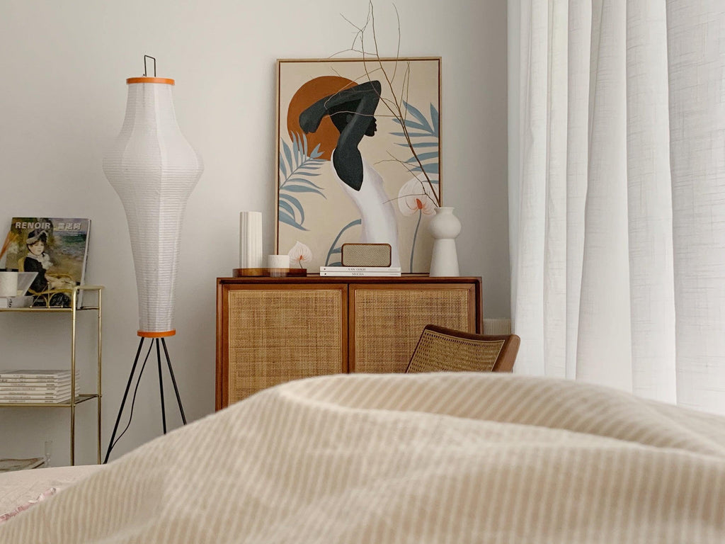 Stojací lampa AstraLume s rýžovým papírovým stínidlem a minimalistickým teplem