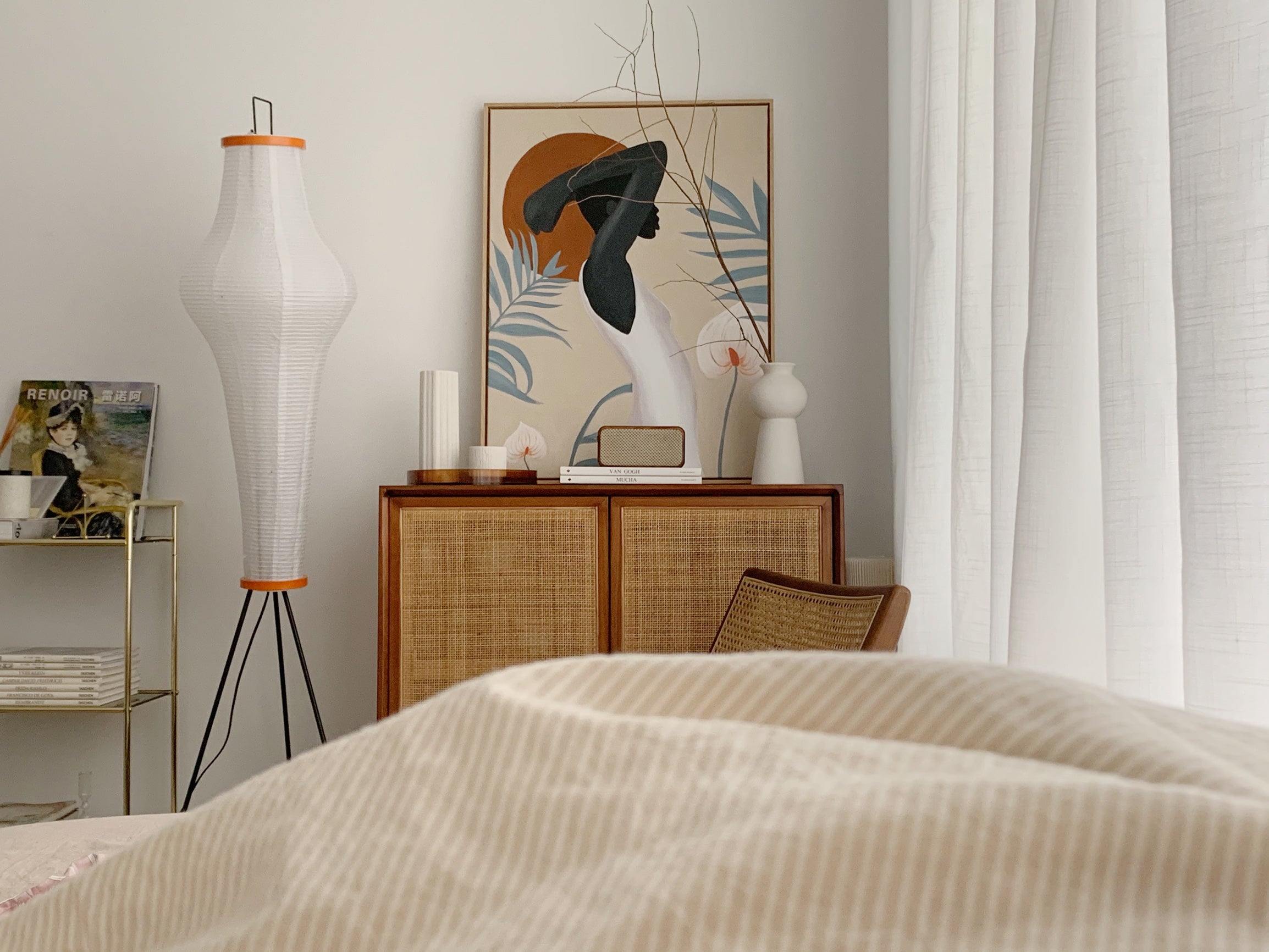 Stojací lampa AstraLume s rýžovým papírovým stínidlem a minimalistickým teplem