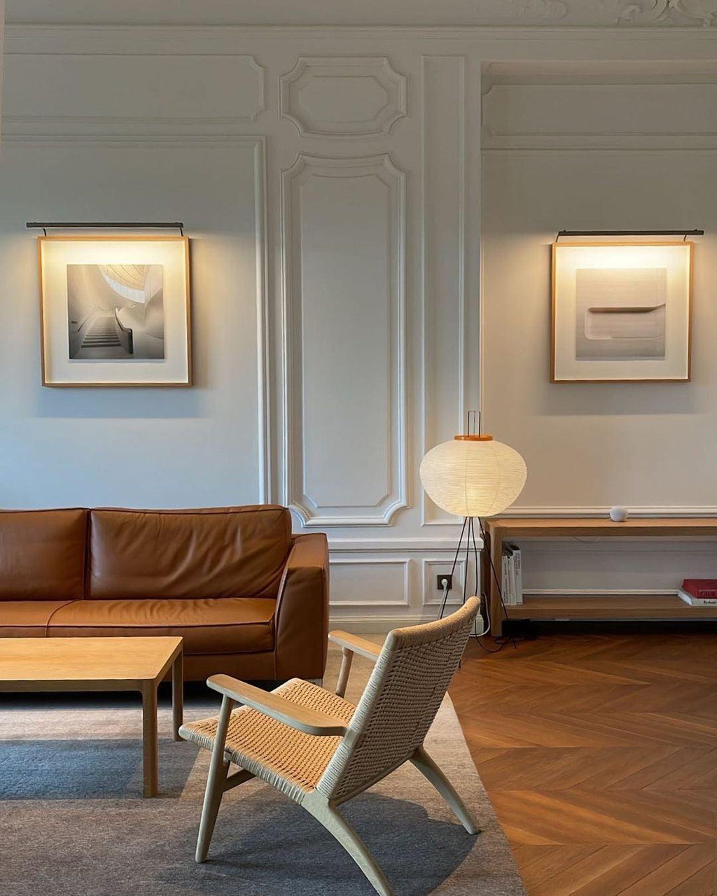 Stojací lampa AstraLume s rýžovým papírovým stínidlem a minimalistickým teplem
