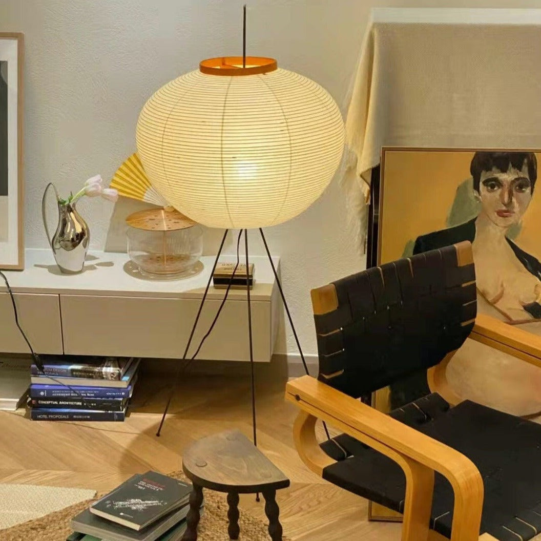 Stojací lampa AstraLume s rýžovým papírovým stínidlem a minimalistickým teplem