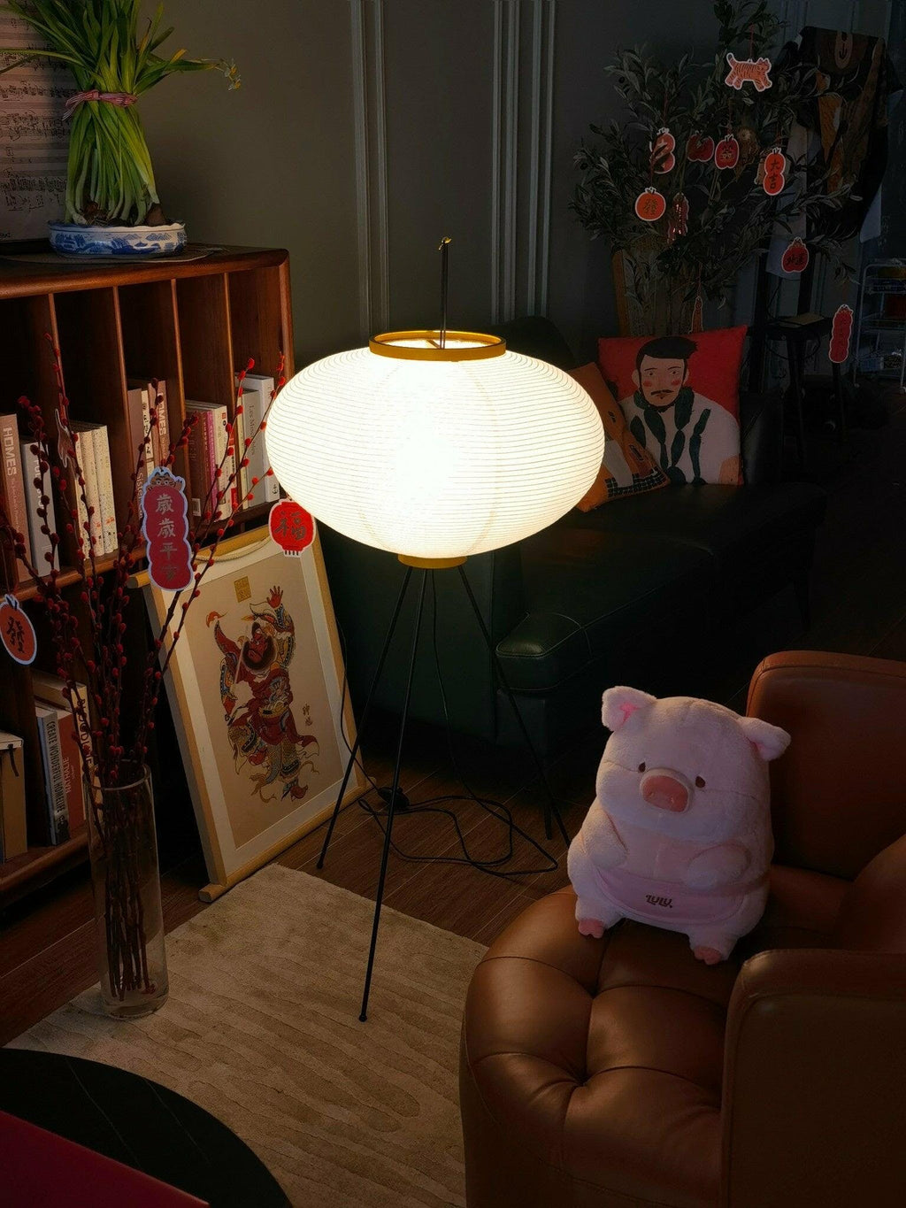 Stojací lampa AstraLume s rýžovým papírovým stínidlem a minimalistickým teplem