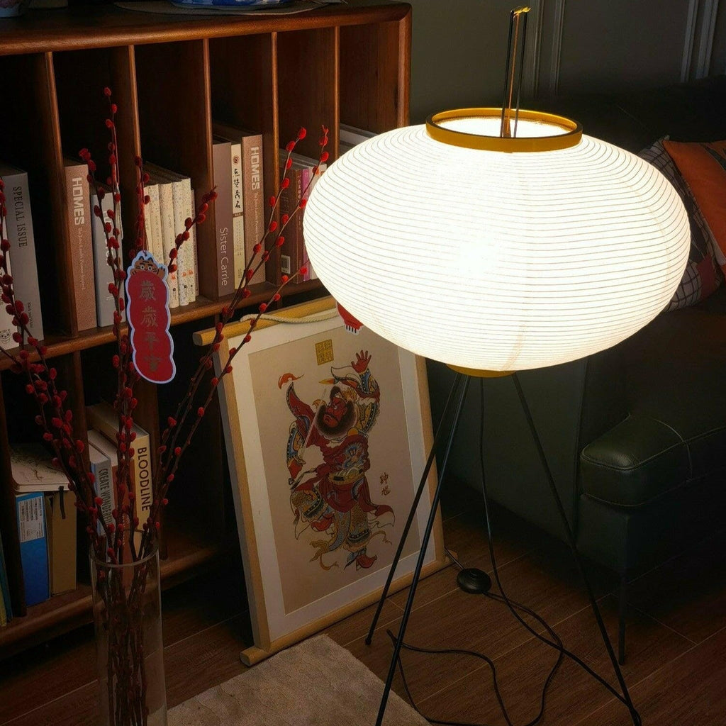 Stojací lampa AstraLume s rýžovým papírovým stínidlem a minimalistickým teplem