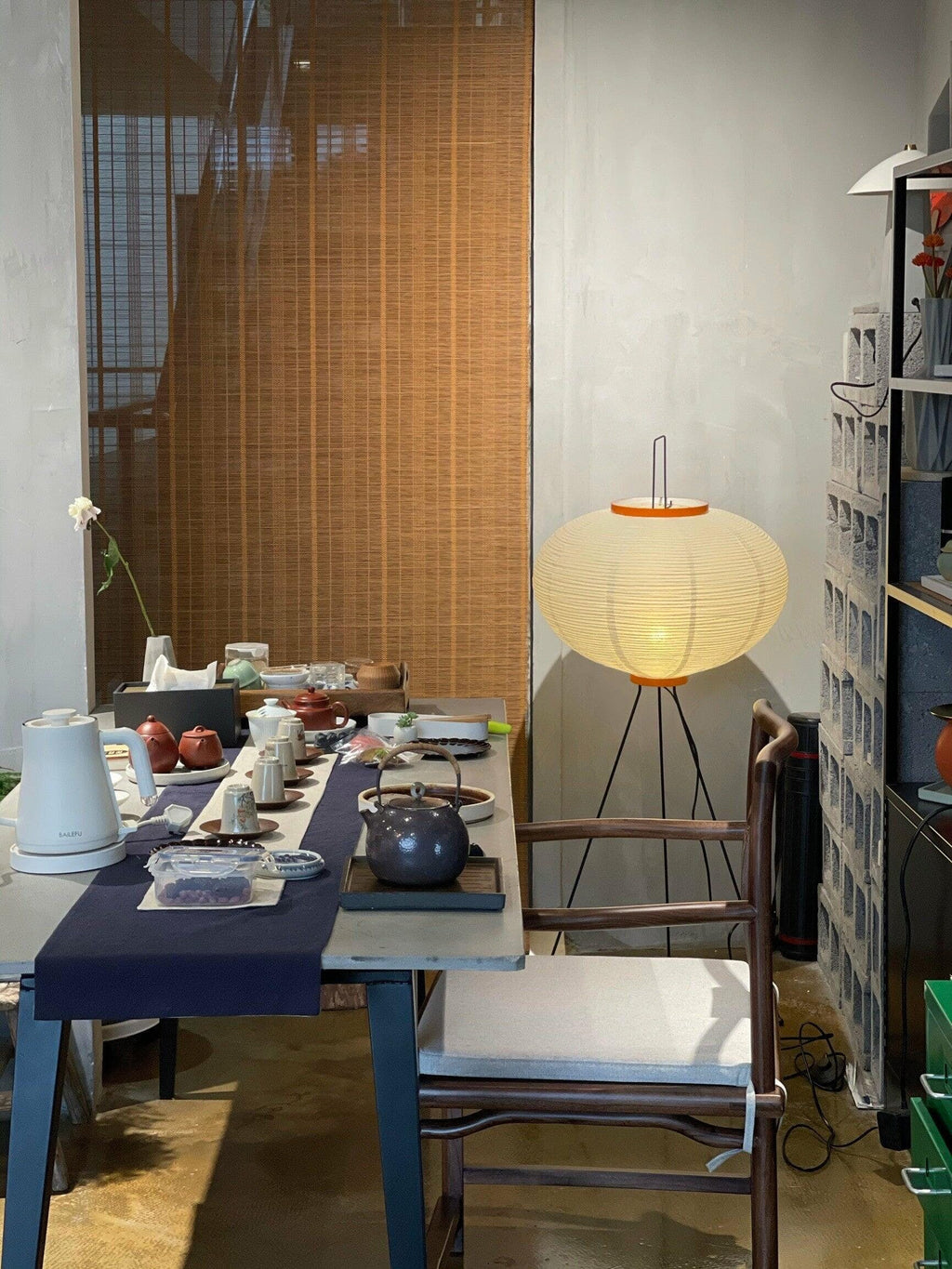 Stojací lampa AstraLume s rýžovým papírovým stínidlem a minimalistickým teplem