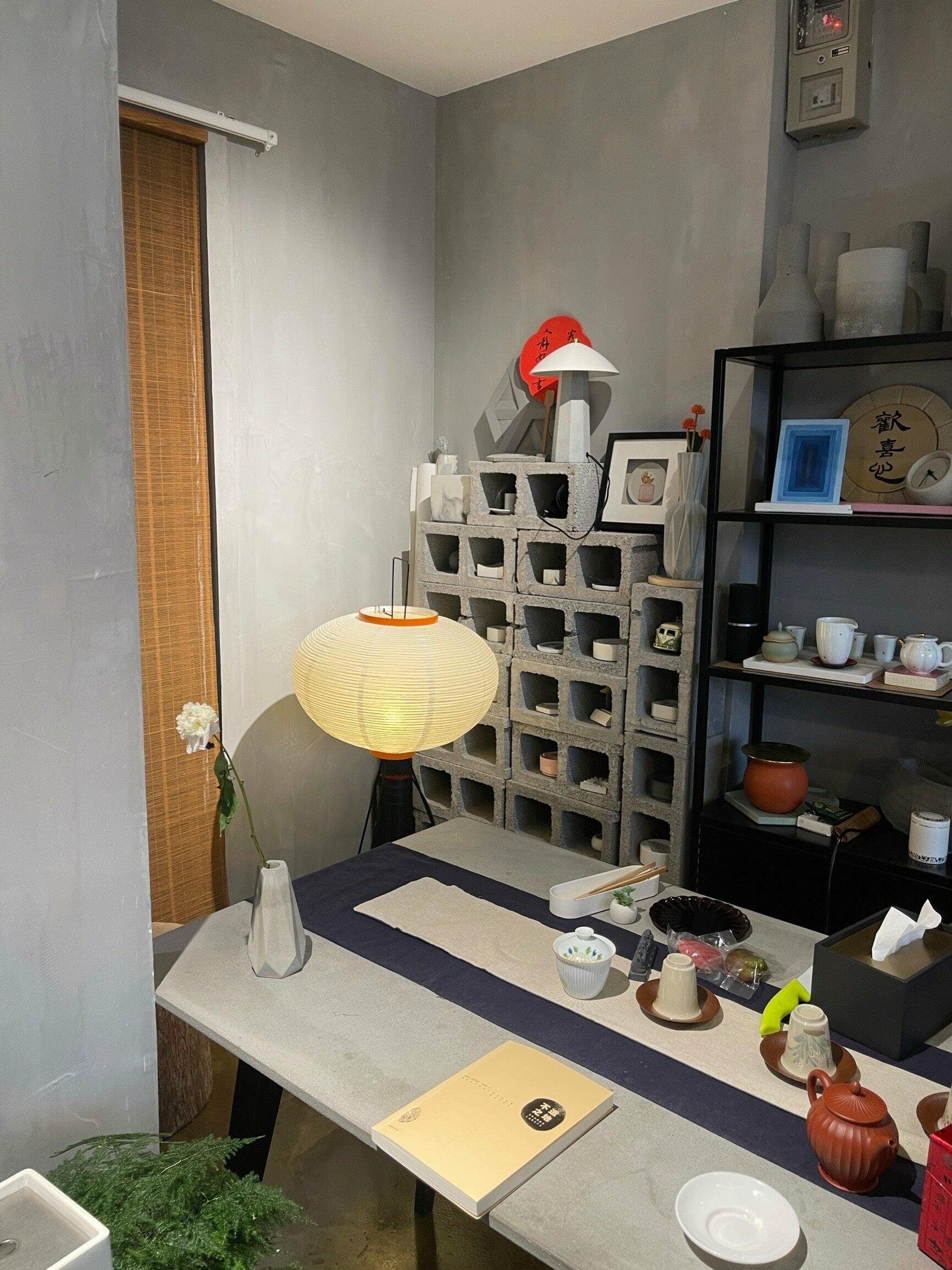 Stojací lampa AstraLume s rýžovým papírovým stínidlem a minimalistickým teplem