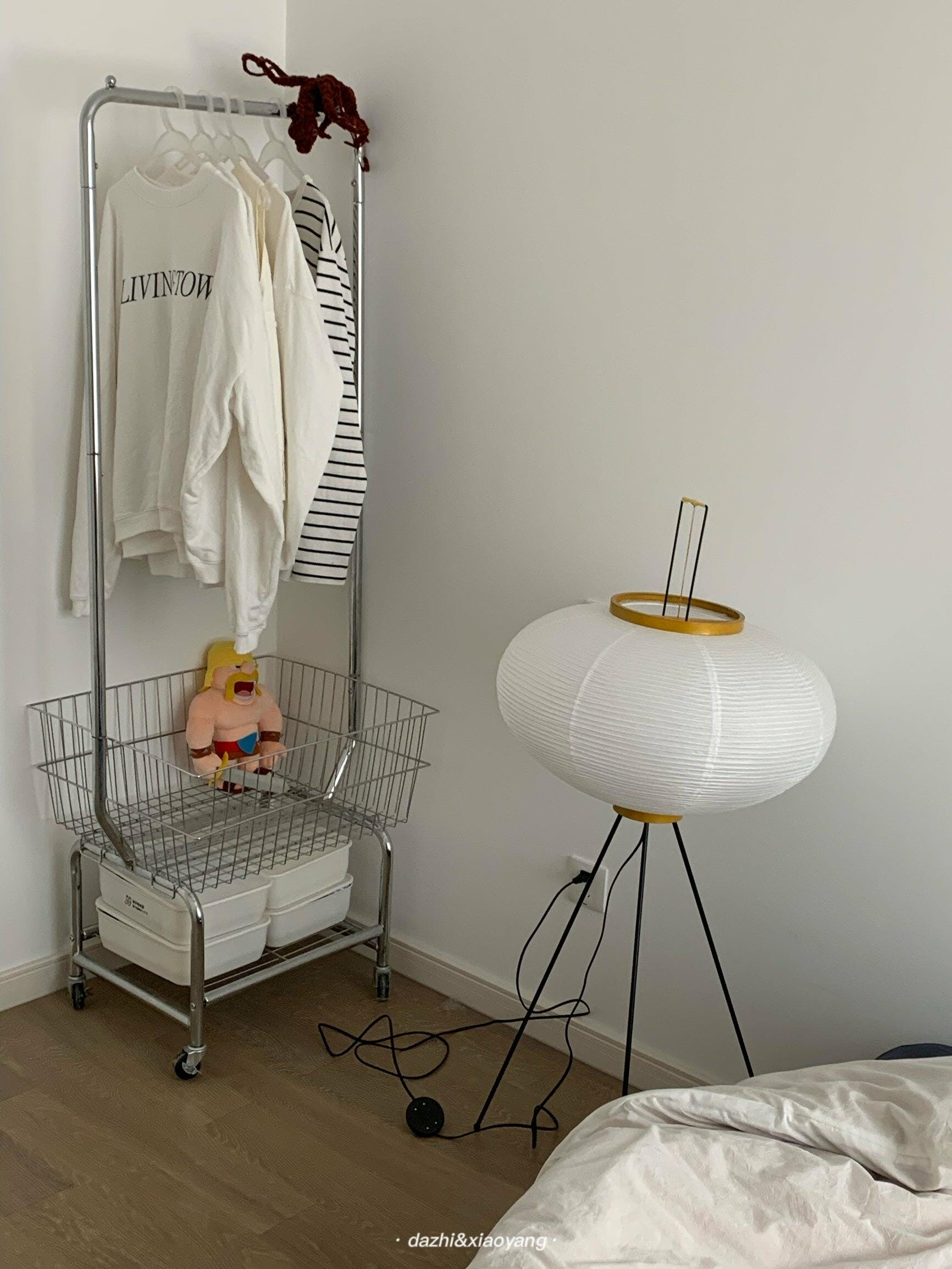 Stojací lampa AstraLume s rýžovým papírovým stínidlem a minimalistickým teplem