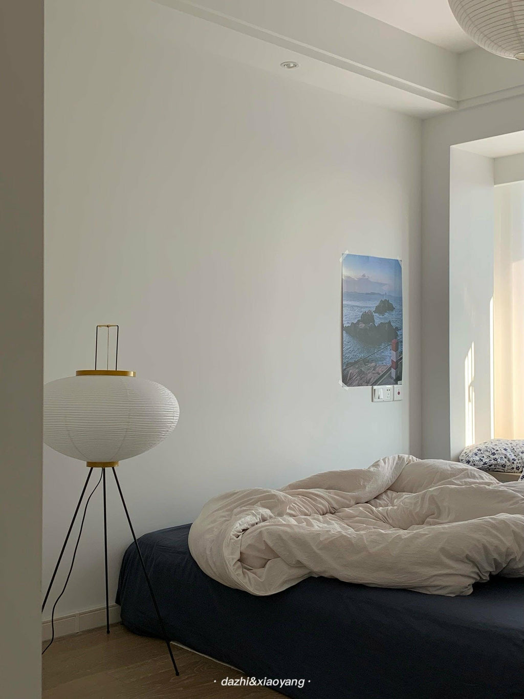 Stojací lampa AstraLume s rýžovým papírovým stínidlem a minimalistickým teplem