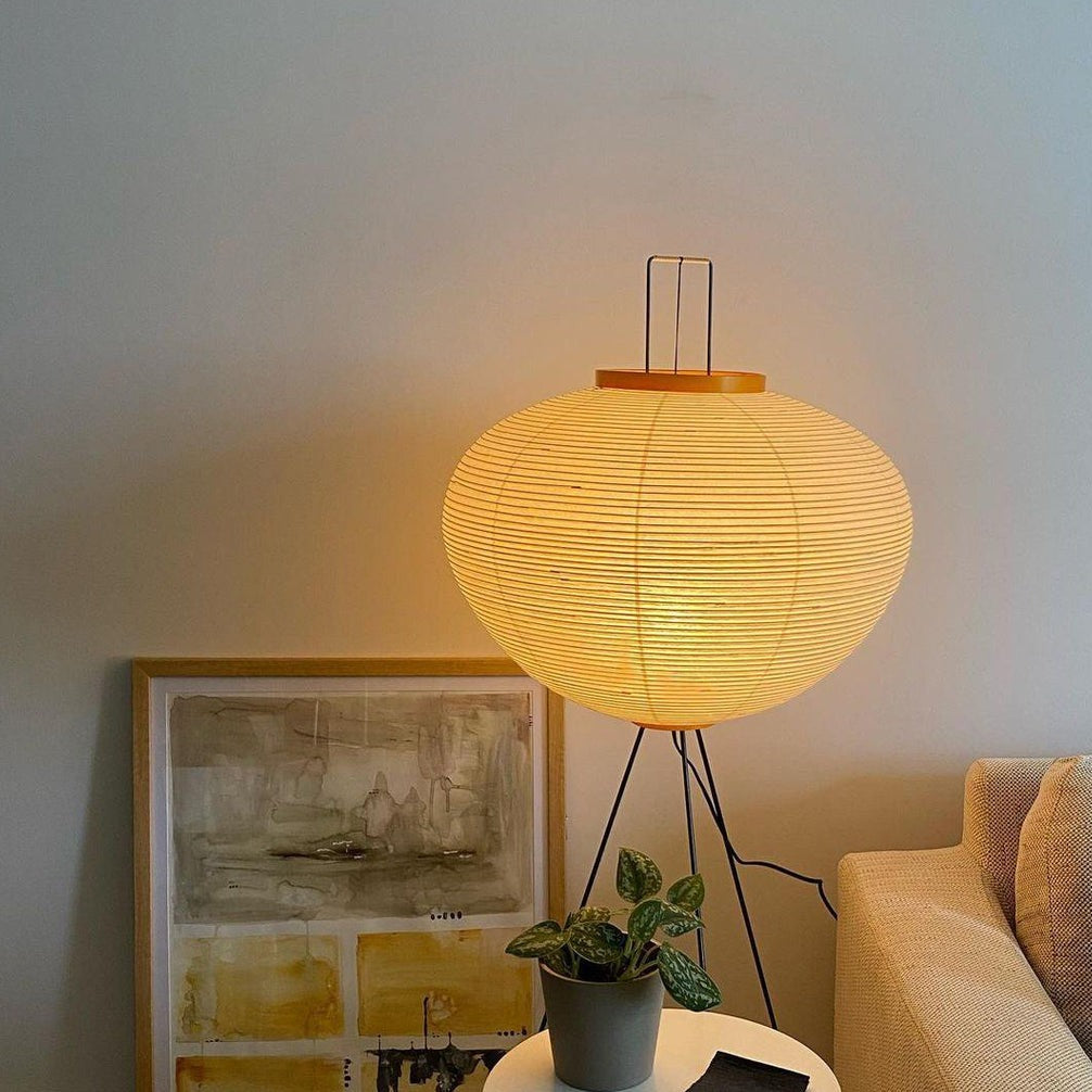 Stojací lampa AstraLume s rýžovým papírovým stínidlem a minimalistickým teplem