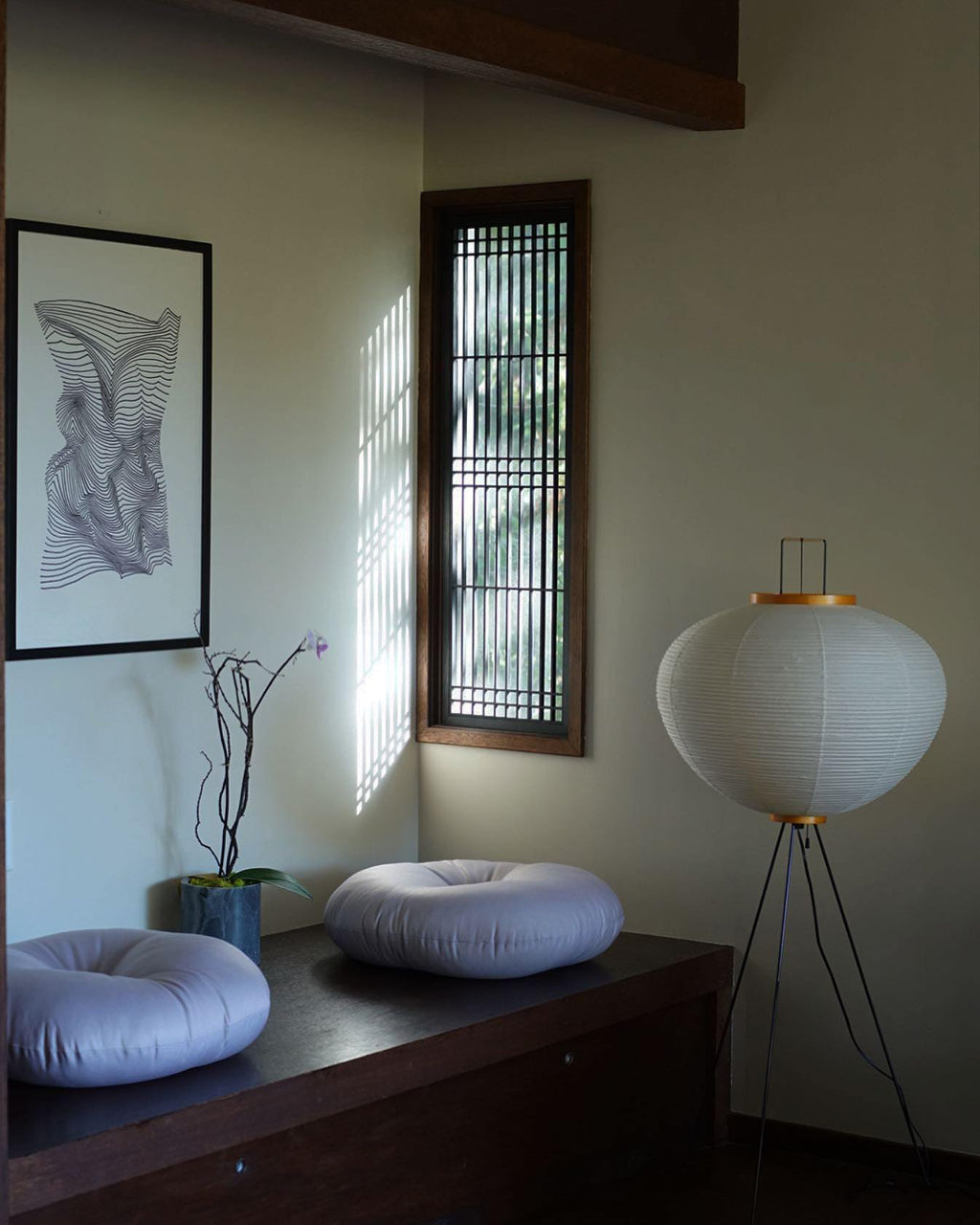 Stojací lampa AstraLume s rýžovým papírovým stínidlem a minimalistickým teplem