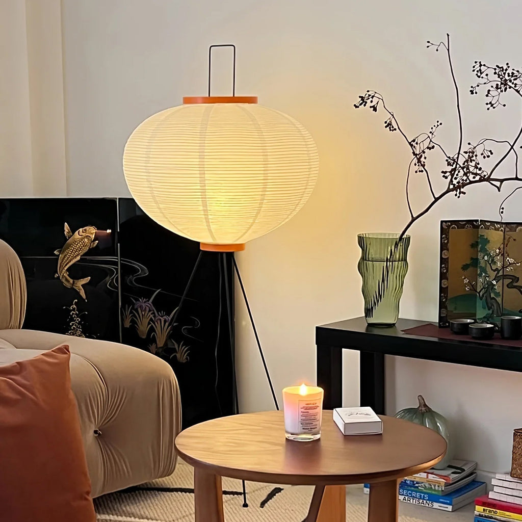 Stojací lampa AstraLume s rýžovým papírovým stínidlem a minimalistickým teplem