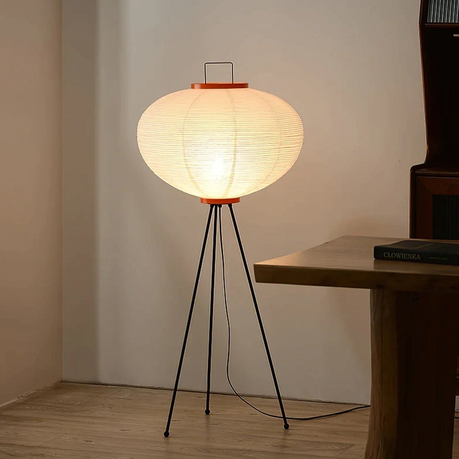 Stojací lampa AstraLume s rýžovým papírovým stínidlem a minimalistickým teplem