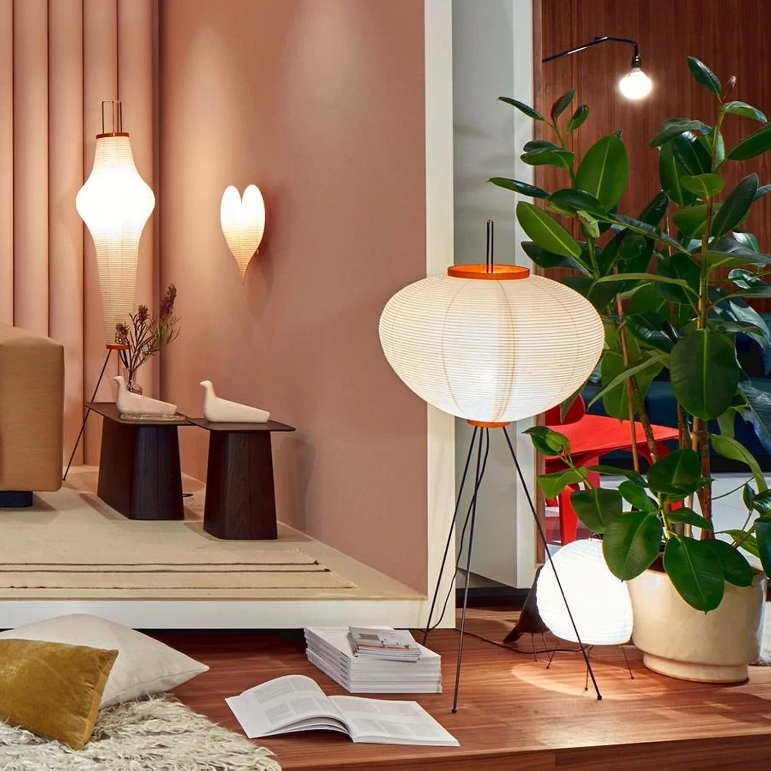 Stojací lampa AstraLume s rýžovým papírovým stínidlem a minimalistickým teplem