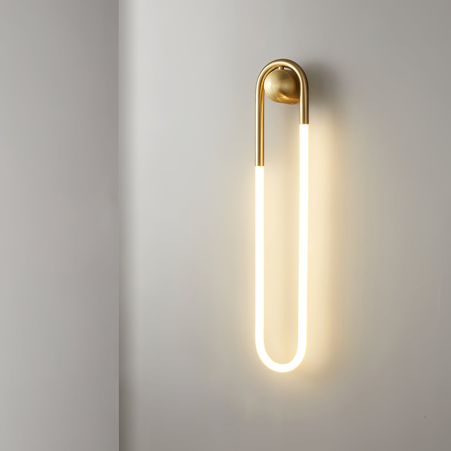 مصباح حائط LED حديث مع نحاس ومصباح حائط أسود بتصميم بسيط