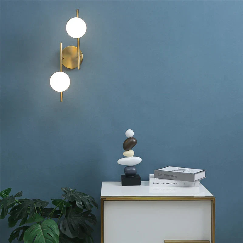 Luz de Parede da Astra com Duas Esferas de Vidro Fosco em Dourado Escovado