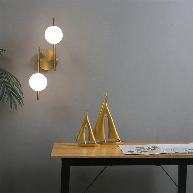 Luz de Parede da Astra com Duas Esferas de Vidro Fosco em Dourado Escovado