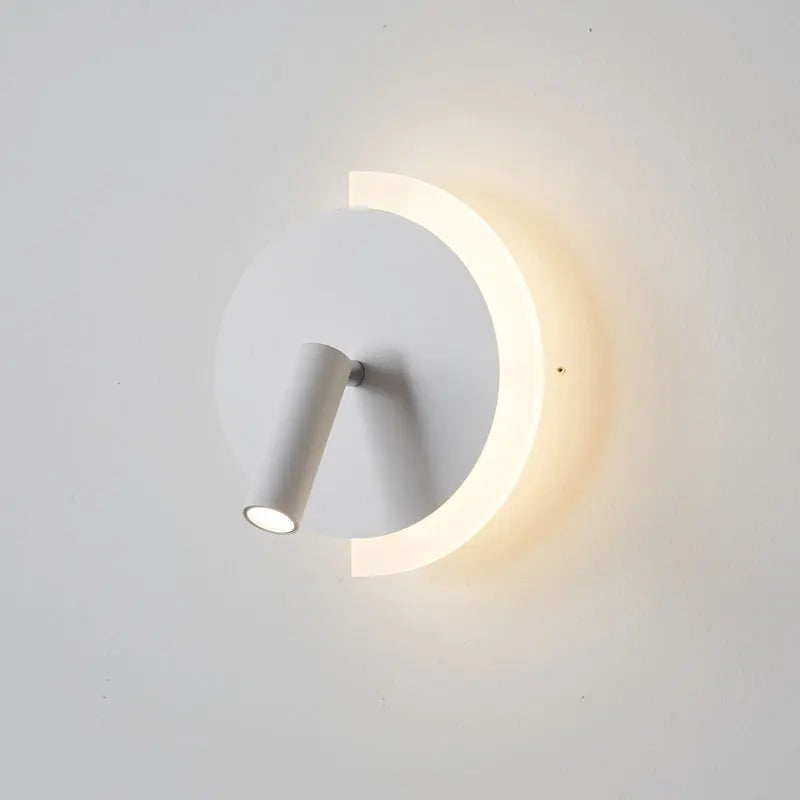 Nástěnné světlo LunaSpot LED u postele s minimalistickým designem
