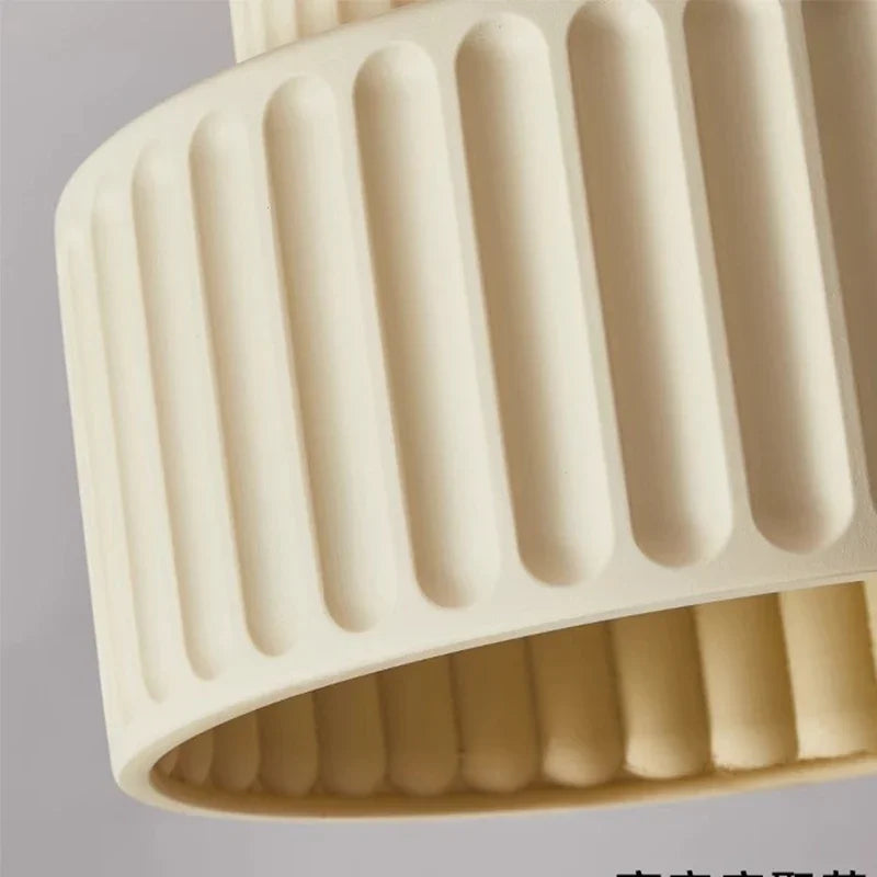 Lustră Nordic Ripple cu formă sculpturală și iluminare blândă