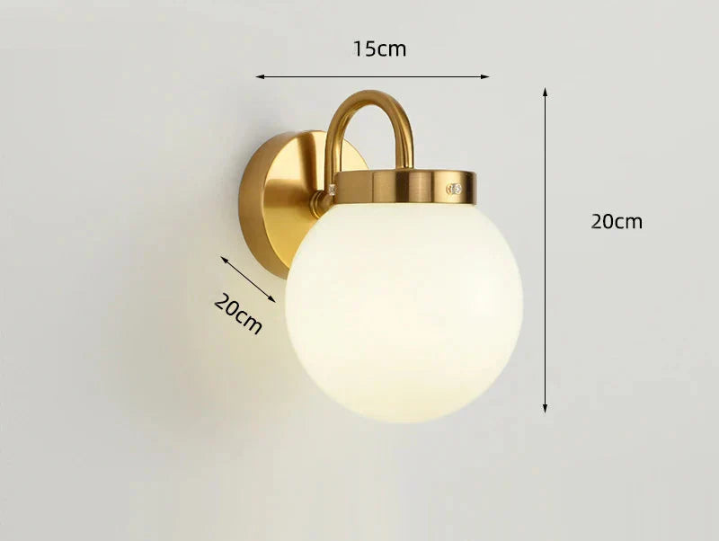 Quashion Chrome vegglampe med minimalistisk stil og mykt lys