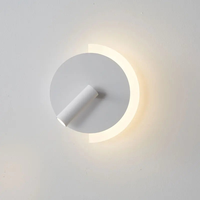 Nástěnné světlo LunaSpot LED u postele s minimalistickým designem